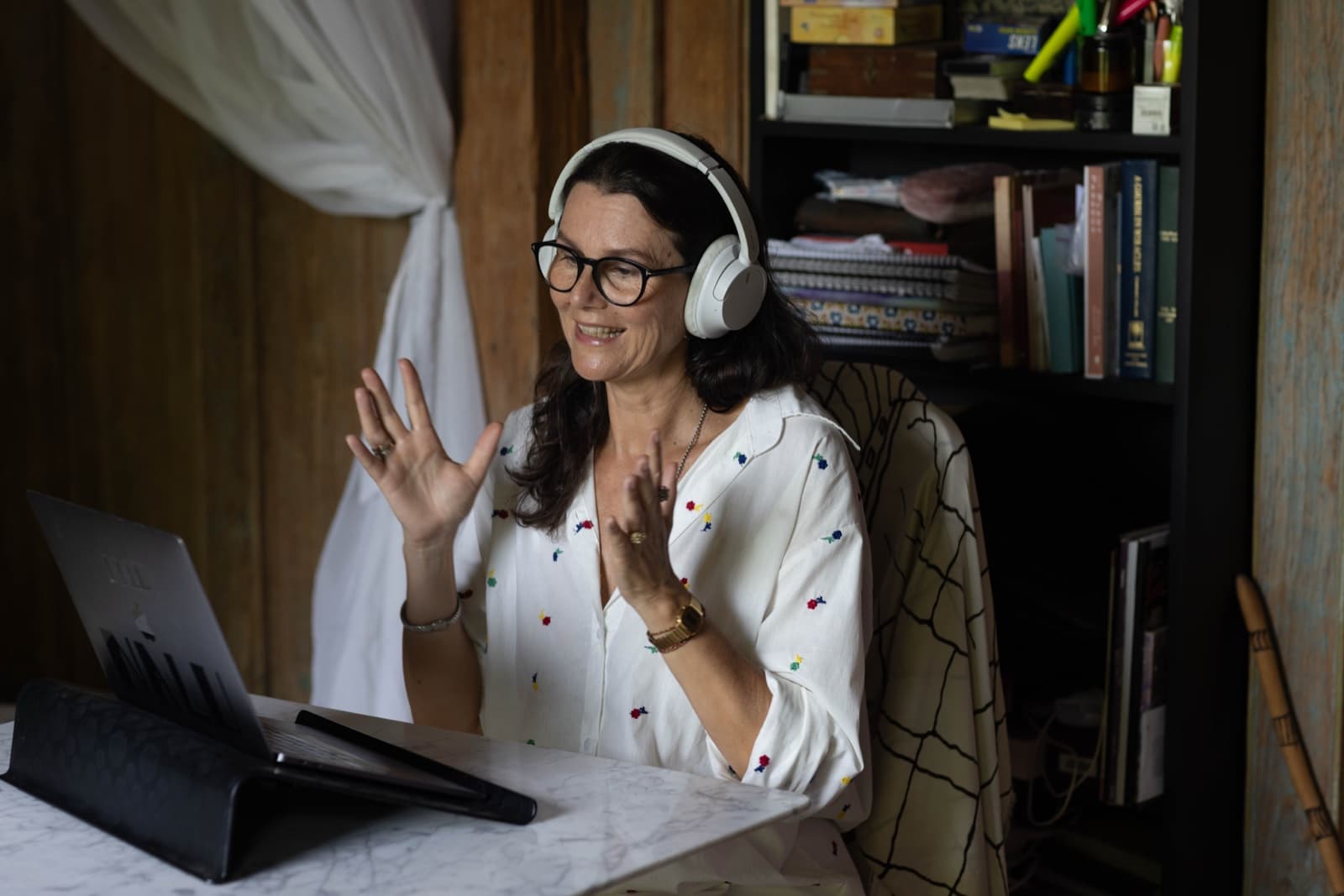 Dr. Jyoti Schonfelder in a session, online